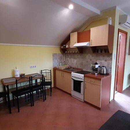 Rozmaring Apartmanok Gyula Εξωτερικό φωτογραφία