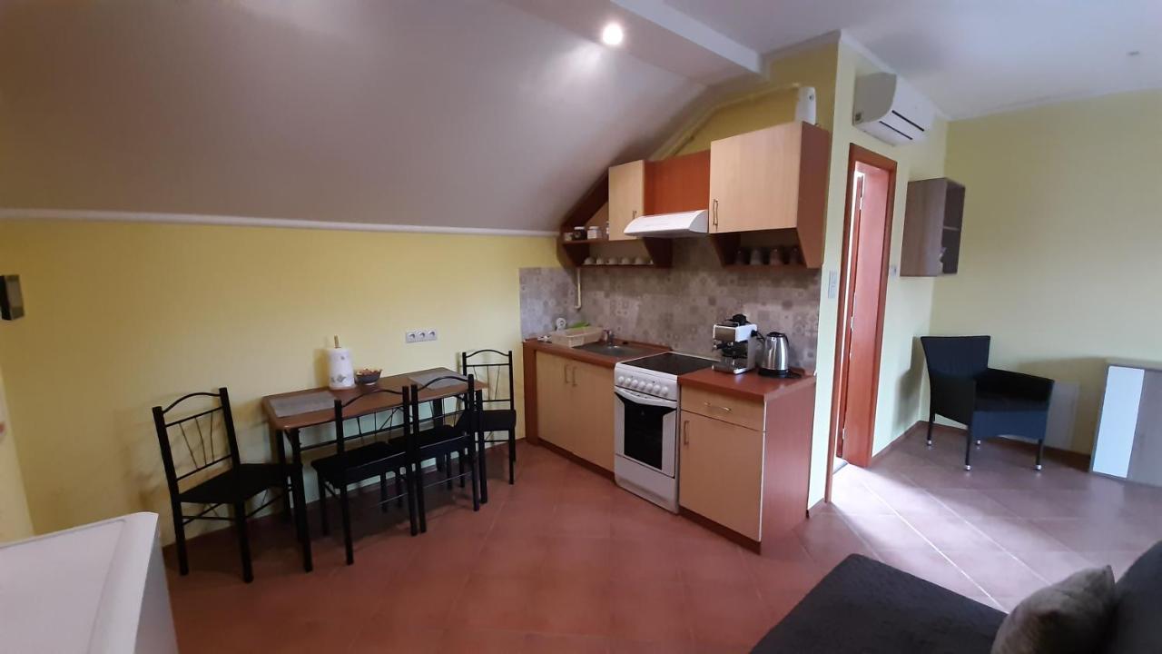 Rozmaring Apartmanok Gyula Εξωτερικό φωτογραφία