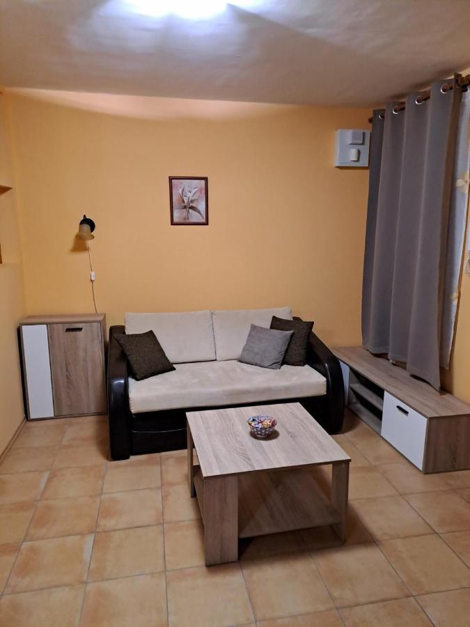 Rozmaring Apartmanok Gyula Εξωτερικό φωτογραφία