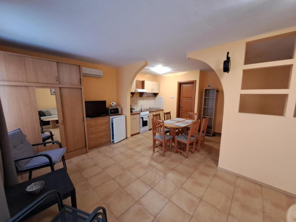 Rozmaring Apartmanok Gyula Εξωτερικό φωτογραφία