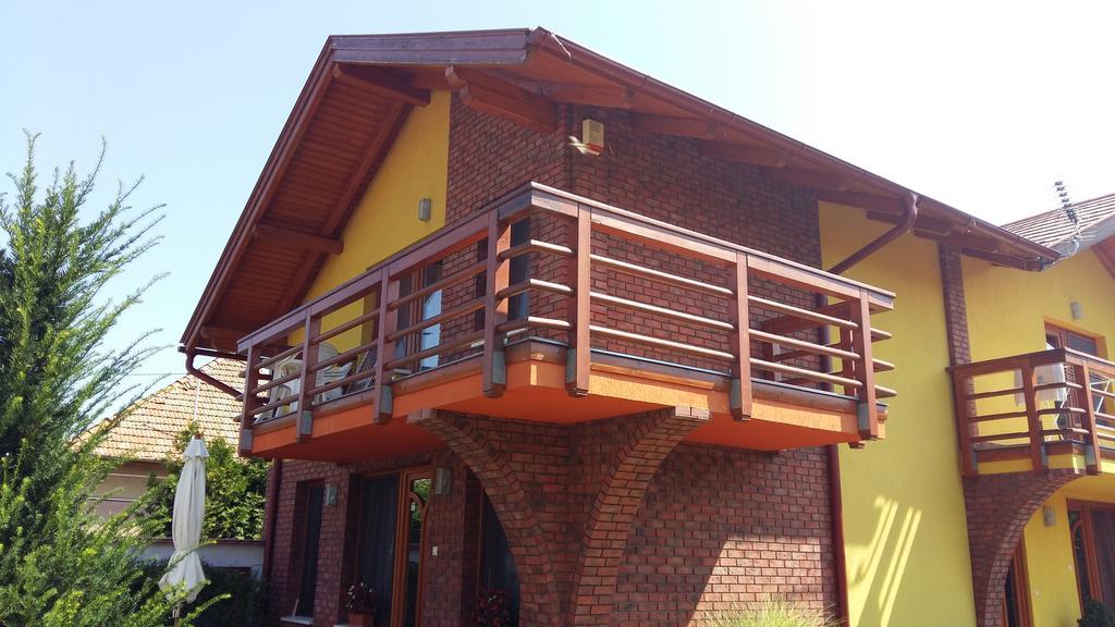 Rozmaring Apartmanok Gyula Εξωτερικό φωτογραφία